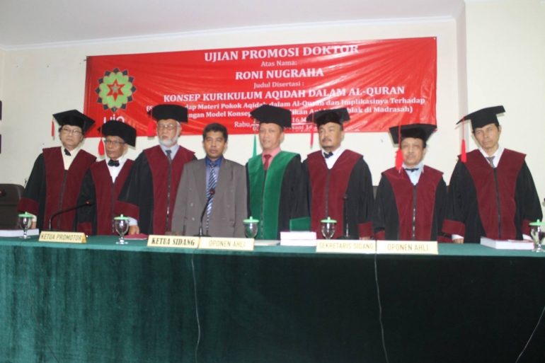 Roni Nugraha saat sidang terbuka, promosi doktor di UIN Bandung