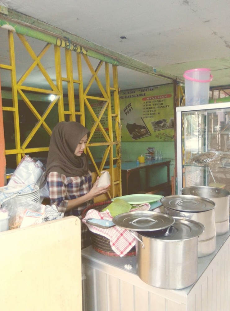 Mbak Dewi sedang menjuali pengunjung warungnya. (dok pri)