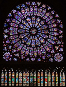 Rose window bagian utara Gereja Katedral Notre Dame, Paris (sumber : https://enthusiastical.wordpress.com/2013/05/03/southern-rose-window-notre-dame-paris/)