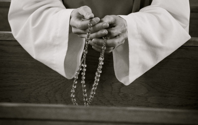Manik-manik rosario (sumber : http://heartsofjesusandmary.com/questions-and-answers-about-the-rosary-pt-1/)