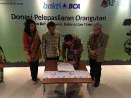 Penandatanganan Donasi Pelepasliaran Orangutan oleh Presdir BCA Jahja Suriaatmaja dan CEO BOSF Jamartin Sihite. Dok Pribadi