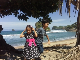 Anak-anak asyik bermain di tepi pantai Bajulmati/Dok. Pribadi