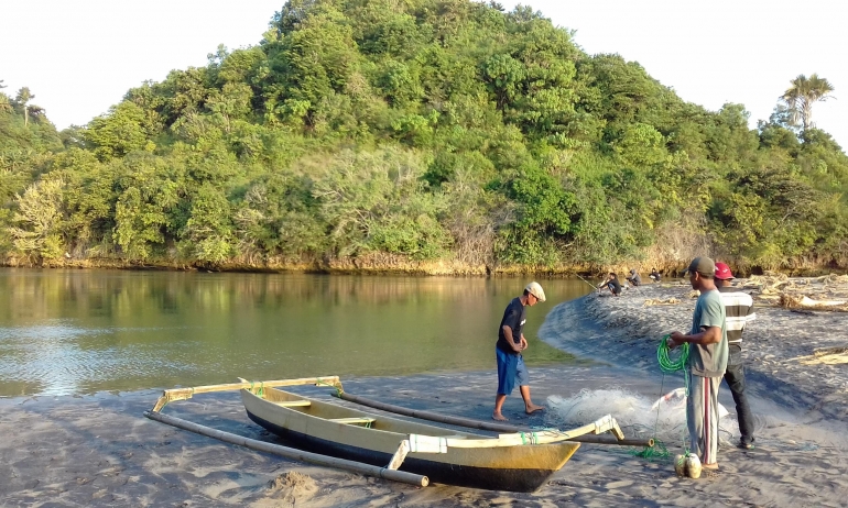 Nelayan tradisional dan para pemancing sedang asyik di tepi sungai Bajulmati, Pantai Ungapan/Dok. Pribadi
