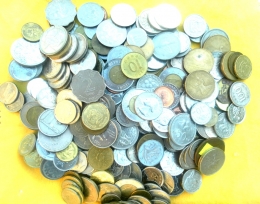 Keterangan foto: tumpukan koleksi koin dari belasan negara ,yang belum dirapikan. Setumpuk coin yang tampaknya sepele ini, lebih berharga dari laptop/foto: koleksi pribadi tjiptadinata effendi