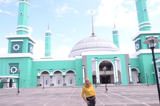 Di Tengah-Tengah Masjid Agung Baitul Hikmah (Koleksi Pribadi) 
