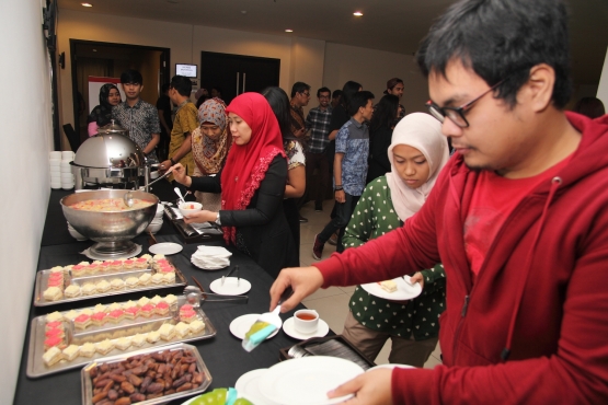Buka puasa bersama setelah bincang-bincang seputar entrepreneurship. (Eight Motion ID)