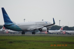 Pesawat Garuda Indoesia landing di Bandara Internasional Sultan Hasanuddin Makassar, foto Imansyah Rukka