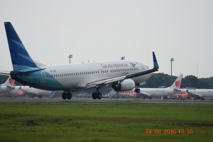 Pesawat Garuda Indoesia landing di Bandara Internasional Sultan Hasanuddin Makassar, foto Imansyah Rukka