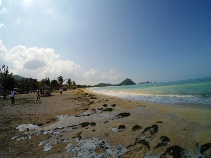 Panjangnya garis pantai di Pantai Seger Kuta, Mandalika, Lombok. (Dok. Pribadi)