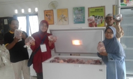 ibu - ibu PKK di Lapangan Barata Tangerang bekekrja sama dengan Bulog menjual daging beku