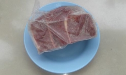 Kemasan daging beku per satu kilogram yang dijual operasi pasar