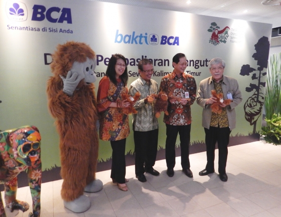 Penyerahan Donasi Pelepasliaran Orangutan dari Bank BCA kepada BOSF. Dari kiri ke kanan: Maskot orangutan, Inge Setiawati, Jamartin Sihite, Jahja Setiaatmadja, dan Bungaran Saragih. (Foto: Gapey Sandy)