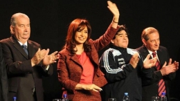 (kenangan saat Presiden Argentina, Cristina Kirchner dan Diego Maradona serta ketum AFA, Julio Grandona meresmikan program Football for everyone di 2009 / sumber : buenosairesherald.com)