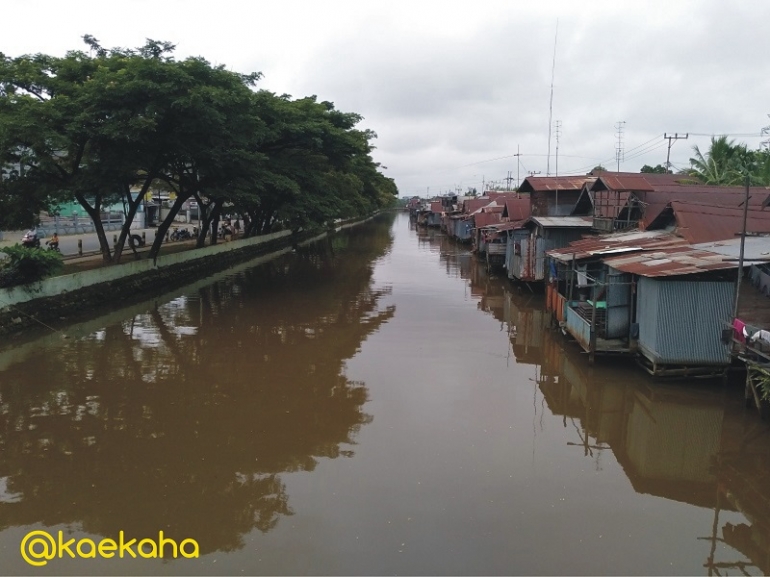 Rumah penduduk memunggungi Sungai Kerukan di Jl. Jafri Zam Zam, Banjarmasin