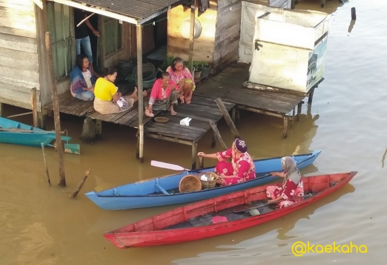 Beranda rumah menghadap sungai, tapi terlihat masih ada jamban disitu!