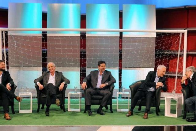 (Pengurus lima klub besar di liga Argentina dalam sebuah momen sumber : buenosairesherald.com)