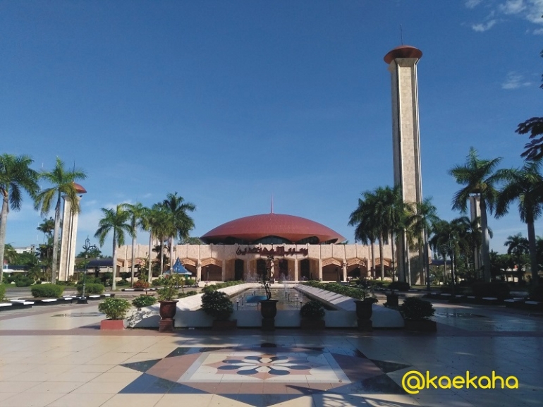 Masjid Sabilal Muhtadin ini dikelilingi Sungai dan kanal