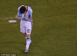 (Messi usai gagal mencetak gol diadu tendangan pinalti / sumber : Dailymail)