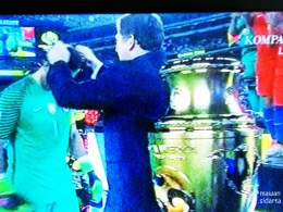 Piala Copa America 2016, panitia menyematkan medali emas kepada Claudio Bravo (dok.kompas TV)