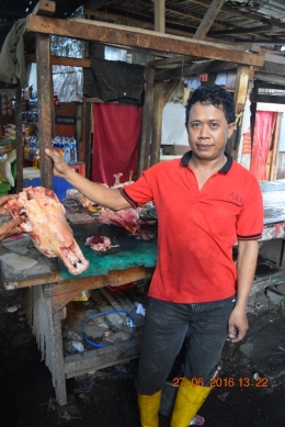 Halim Dassir (42), pedagang daging eceran di Pasar Sentral Kota Makassar (foto Imansyah Rukka)