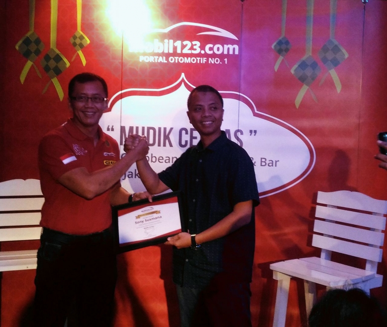 Sony Susanto dari Safety Defensife Consultan Indonesia bersama Indra Prabowo, Managing Editor mobil123.com