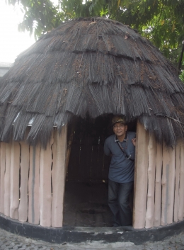 (Penulis di salah satu rumah tradisional suku pedalaman / dok pribadi)
