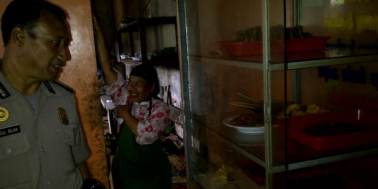 Polisi melakukan pengawasan pada warung makan. Kompas.com