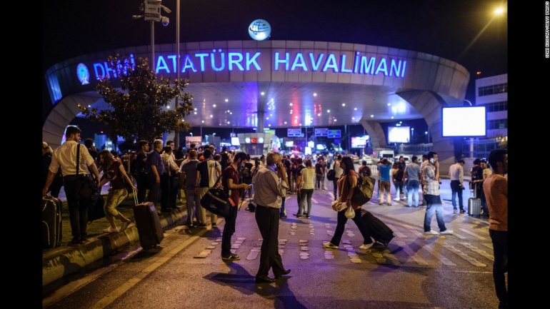 Kekacauan di Bandara Ataturk selepas bom meledak I Sumber ccn.com