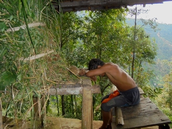 Mengusir lelah di gubuk, perhatikan rumputnya (foto: dok pri)