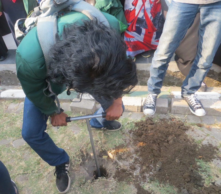 Foto Aksi pembuatan LRB oleh Mahasiswa di salah satu kampus terkemuka di Makassar