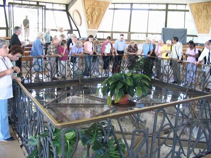 Para peziarah di dalam gereja Kapernaum modern, memandang ke situs gereja Bizantin.Foto:http://www.biblewalks.com/Sites/capernaum.html