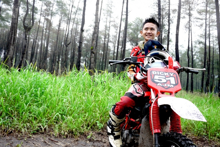 Dicky Aldy Pratama di sela latihan, di lintasan moto trail Rowobaung, Pronojiwo, Kabupaten Lumajang. (Foto dok. pribadi)