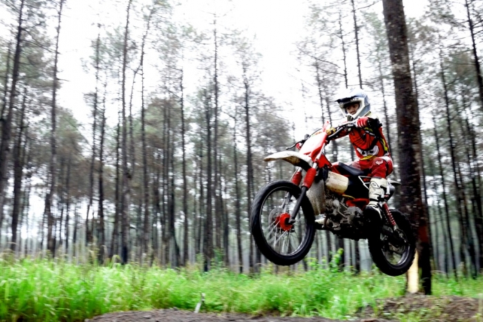 Olahraga moto trail cukup memacu adrenalin. (Foto dok. pribadi)