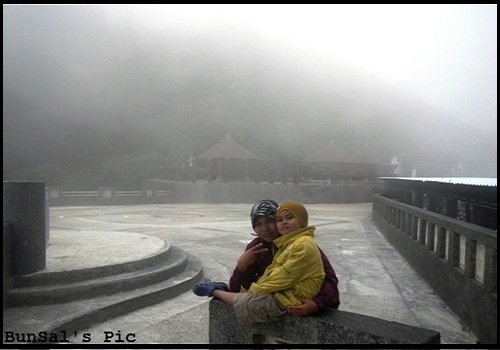 Putra saya masih selalu tanyakan istilah asap tebal di latar foto ini. Oooh iya bunda, kabut ya namanya. Dokpri
