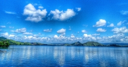 Lanskap perbukitan yang melingkari Danau Sentani, Kabupaten Jayapura, Papua/rul