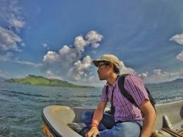 Mengelilingi sebagian kecil pulau-pulau yang berada di Danau Sentani, Kabupaten Jayapura, Papua/rul