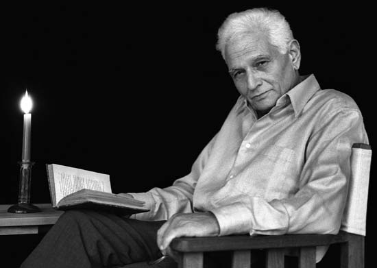 Jacques Derrida, filsuf Perancis yang dianggap sebagai pengusung tema dekonstruksi di dalam filsafat postmodern. | Sumber Gambar: Britannica.com
