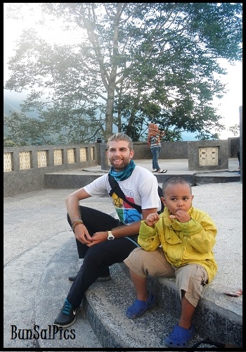 Ssst, mas Slamet di samping putra saya ini bisa Bahasa Indonesia, Sasak dan Jawa lhooo. Well, sama dong deh dengan saya ^_^ Dokpri