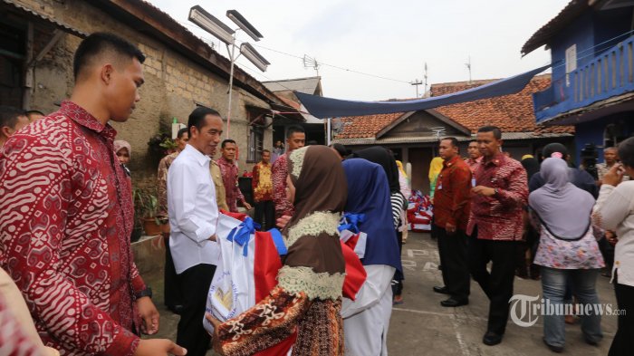 Presiden Joko Widodo mengunjungi Kampung Karamat, Kelurahan Panaragan, Kota Bogor meninjau pembagian sembako untuk warga, Selasa (28/6/2016). Sembako yang dibagikan kepada warga berupa beras, gula, minyak goreng dan teh kemasan.. (Warta Kota/alex suban). Diambil dari: tribunnews.com