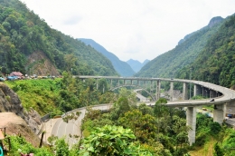 Jembatan Layang Kelok Sembilan di Kabupaten 50 Kota, Sumatera Barat, memperlancar akses Sumatera Barat dan Riau. Jembatan yang didesain ramah lingkungan ini menjadi obyek wisata (Foto: Yurnaldi)