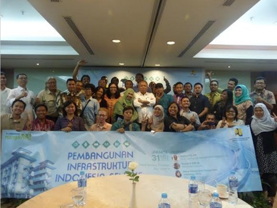 Sekitar 40 Kompasianer hadir dalam acara Kompasiana Nangkring Kementerian PUPR. Dan, tentu saja tidak afdol bila tidak foto bersama dengan Mochamad Basoeki Hadimoeljono, sang Menteri PUPR. Ini bagian dari upaya untuk membangun kebersamaan demi Pembangunan Infrastruktur Indonesia Sentris. Foto: isson khairul
