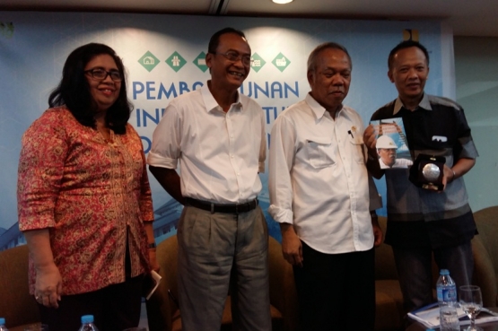 Dari kiri ke kanan: Ellen Tangkudung, Nusyirwan Soejono, Mochamad Basoeki Hadimoeljono, dan Pepih Nugraha. Di acara Kompasiana Nangkring Kementerian PUPR tersebut, Menteri PUPR memberikan buku tentang pembangunan infrastruktur kepada Pepih Nugraha. Sebaliknya, Kepala Suku Kompasiana tersebut memberikan plakat kepada Menteri PUPR. Foto: isson khairul