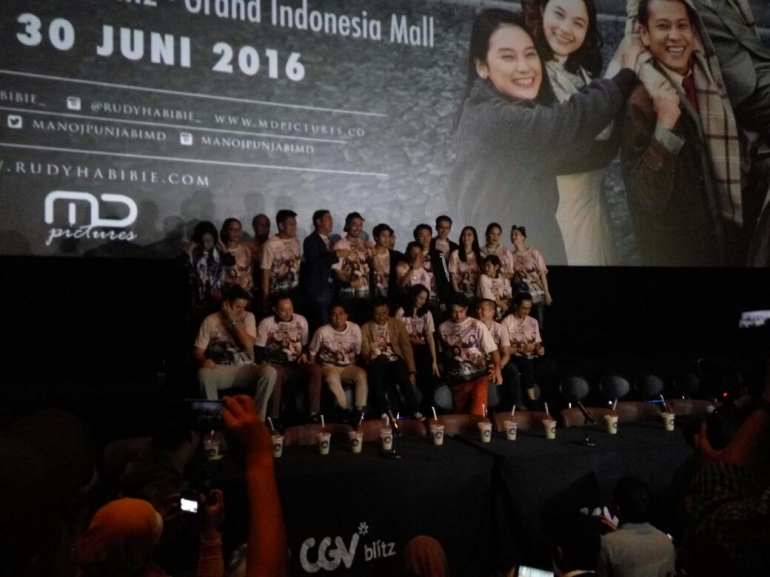 Para pendukung film Rudy Habibie dalam Konferensi Pers di CGVblitzz Grand Indonesia 24/6/16 (Foto: Rey)