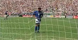 Roberto Baggio tertunduk usai kegagalannya mengeksekusi pinalti dalam final Piala Dunia 1994 di Amerika Serikat pada 17 Juli 1994. (Sumber foto: BBC.co.uk)