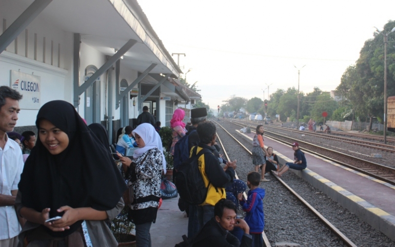 Calon penumpang di Emplasemen menunggu KA (dok.Pribadi)
