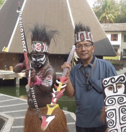 (Author and BENI/Papuan Boy posed for a photo / Photo by: Farida Rendra)