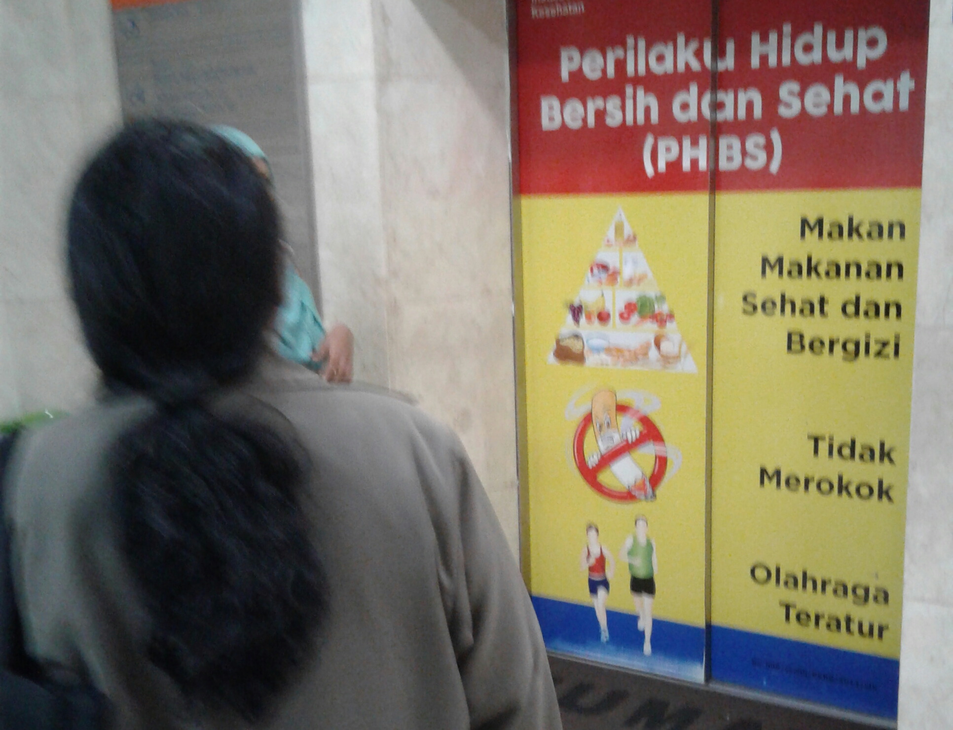 Seorang pasien menunggu lift RSCM. Sumber: dokumentasi pribadi