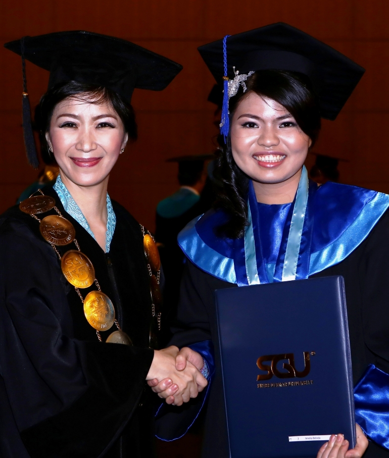 amelia-belianda-bersama-rektor-sgu-dr-rer-nat-filiana-santoso-jpg-5775d15545afbde206f19b2d.jpg