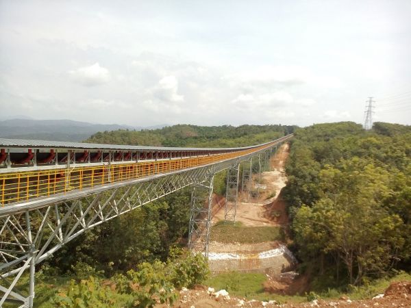 Conveyor untuk supplai bahan baku semen dari perbukitan ke lokasi pabrik (Dok.Pri)