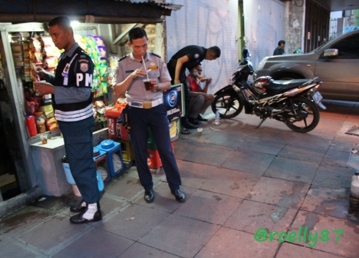 Nikmatnya teh manis setelah seharian berpanas-panasan di tengah jalan